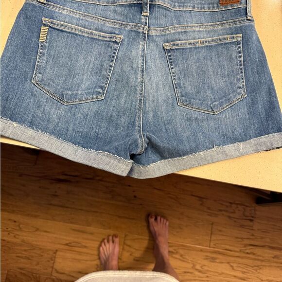 PAIGE Blue Jean JIMMY JIMMY Shorts with Cuffed Hem and Distressed Details - Picture 4 of 4
